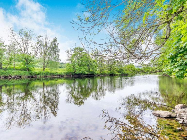 3 Bedroom Luxury Home, Hot Tub, Stunning Views Of Killin, Sitting On The River Dochart Exterior photo