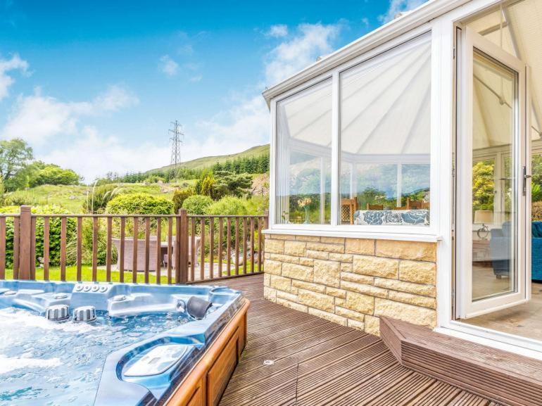 3 Bedroom Luxury Home, Hot Tub, Stunning Views Of Killin, Sitting On The River Dochart Exterior photo