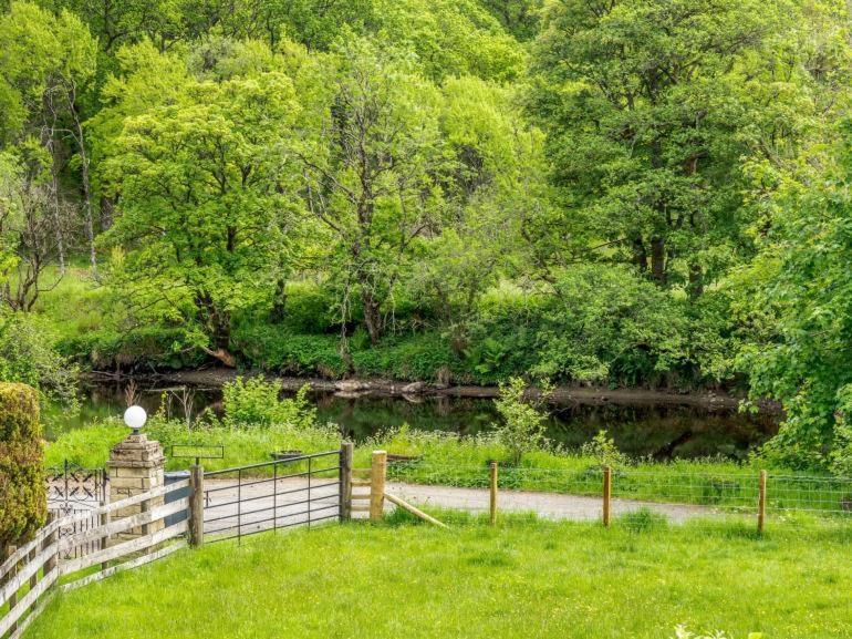 3 Bedroom Luxury Home, Hot Tub, Stunning Views Of Killin, Sitting On The River Dochart Exterior photo