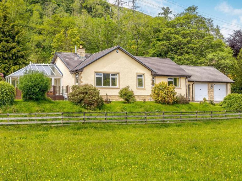 3 Bedroom Luxury Home, Hot Tub, Stunning Views Of Killin, Sitting On The River Dochart Exterior photo