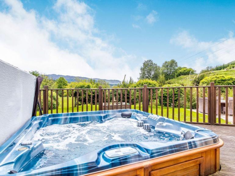 3 Bedroom Luxury Home, Hot Tub, Stunning Views Of Killin, Sitting On The River Dochart Exterior photo